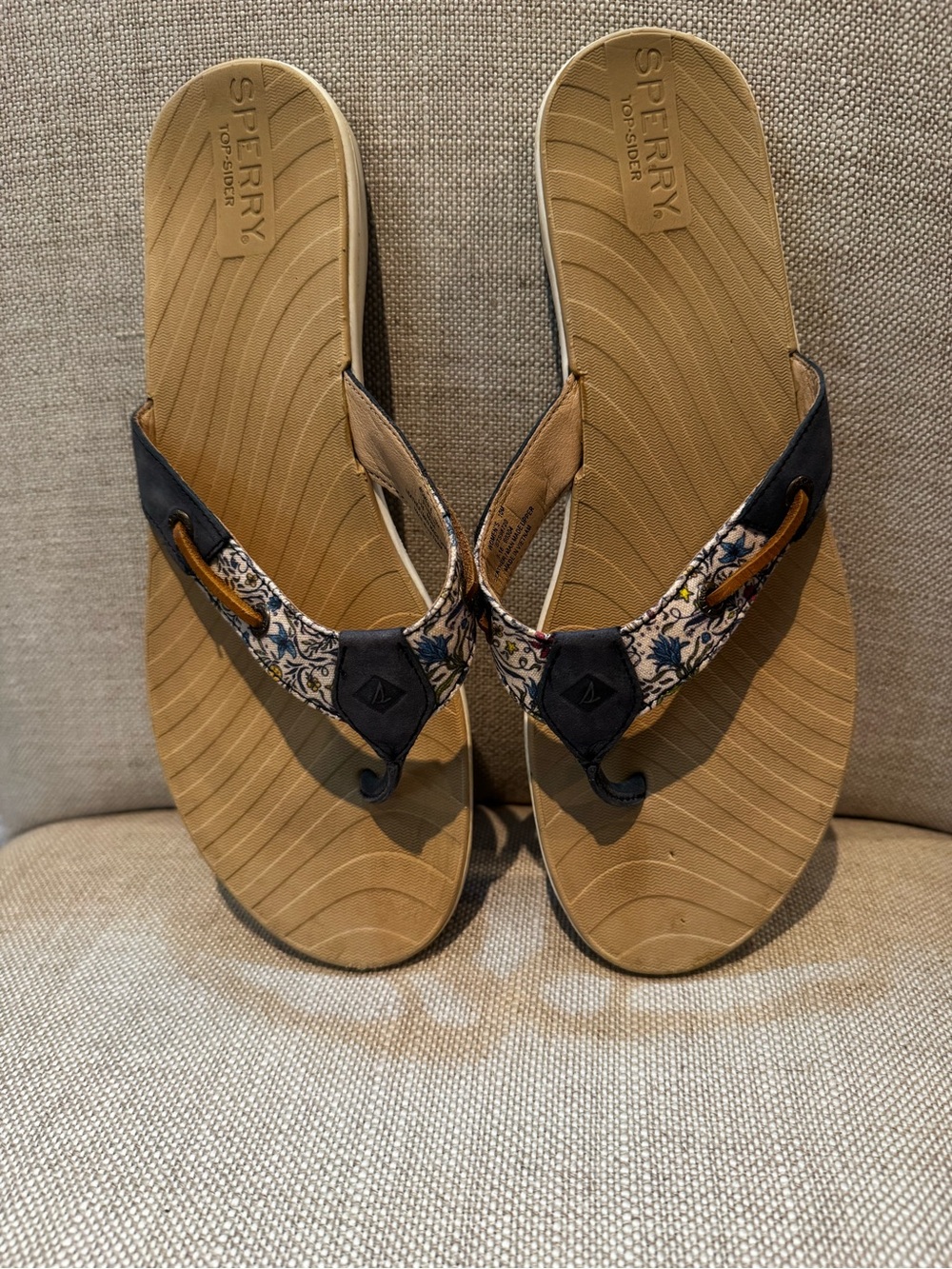 Sperry Tan Footbed Floral-Pattern Navy Strap Women's Flip Flops sz10